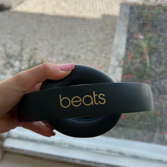Beats Studio 3 Headphones in Black and Cream/Tan color - Picture 2 of 7